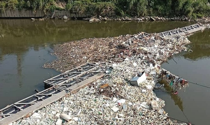 Covid-19: Klang River Monitored For Contamination After Face Masks, Gloves And Sanitiser Bottles Found During Clean-ups
