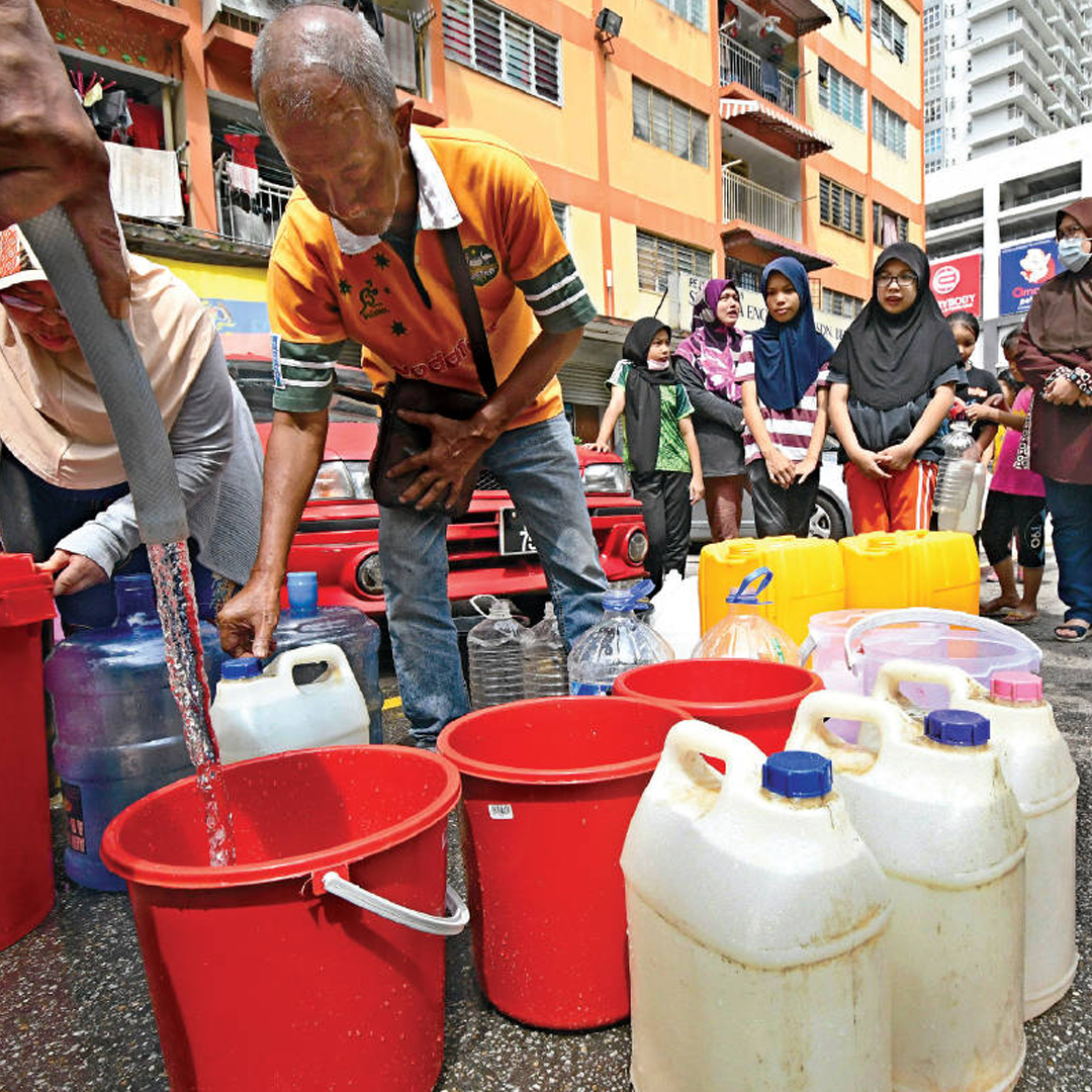 Residents Of Perumahan Awan Seri Kedah, Gombak Setia In KL Queueing Up To Collect Water From A DBKL Water Tanker (Photo By Low Yen Yeing/The Edge)