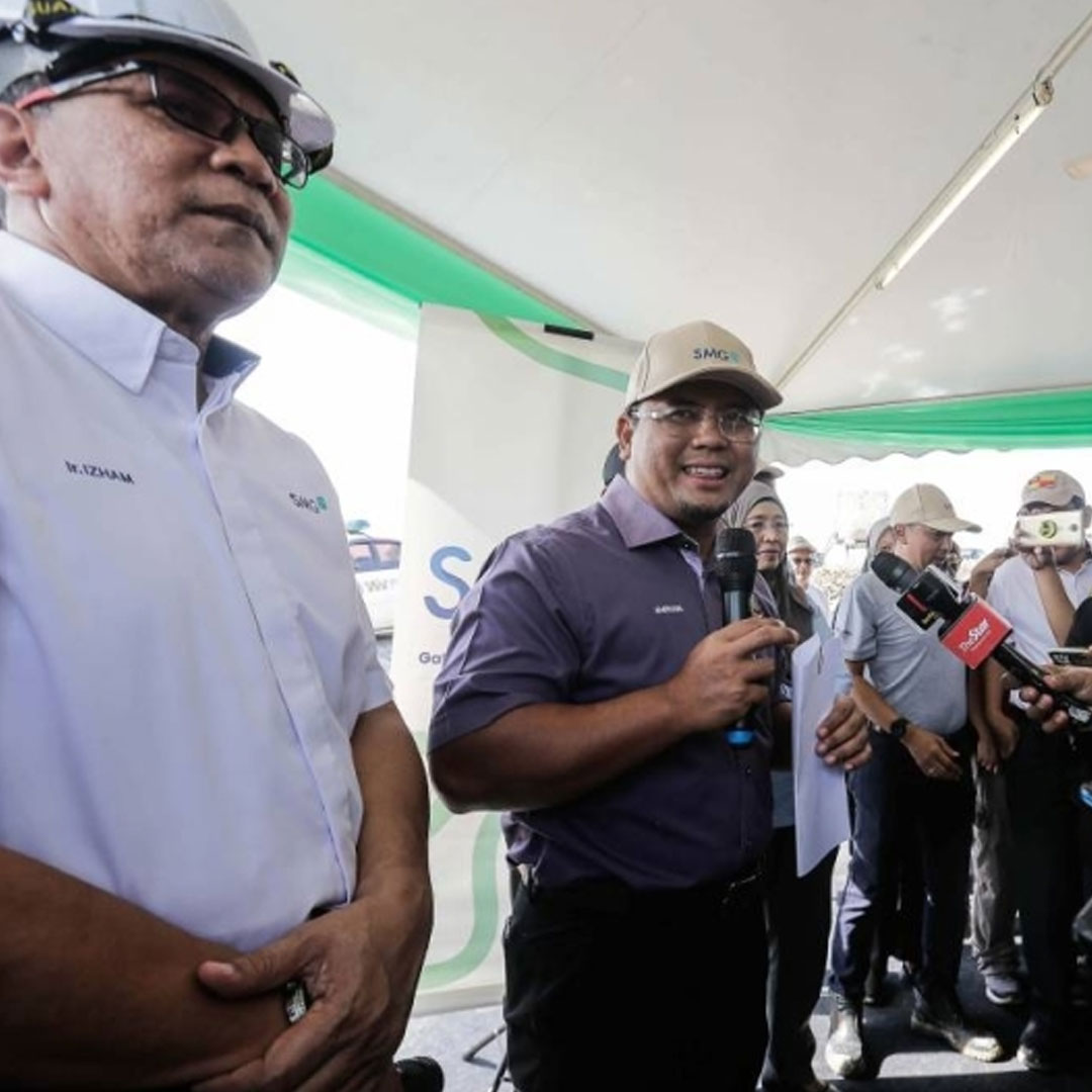 Selangor MB Datuk Seri Amirudin Shari Speaks To Reporters After Visiting The River’s Deepening And Widening Project In Kota Kemuning November 1, 2022. ― Picture By Sayuti Zainudin