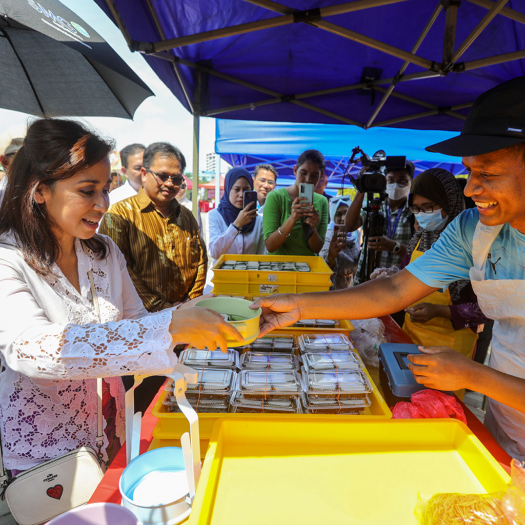 Tengku Zatashah Galak Pengunjung Bazar Ramadan Bawa Mangkuk Tingkat